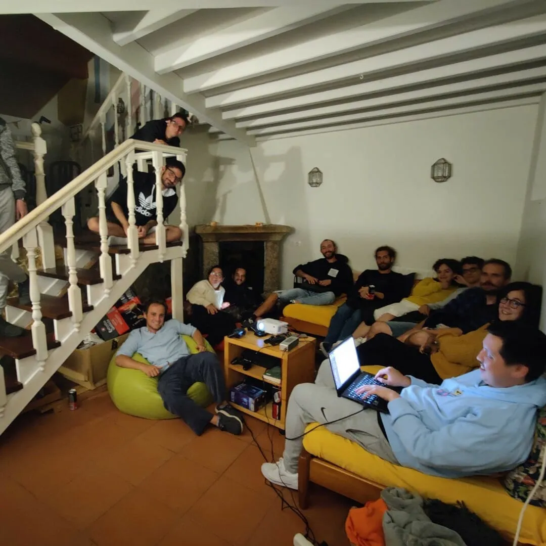 Una docena de colivers en el salón alrededor de un proyector