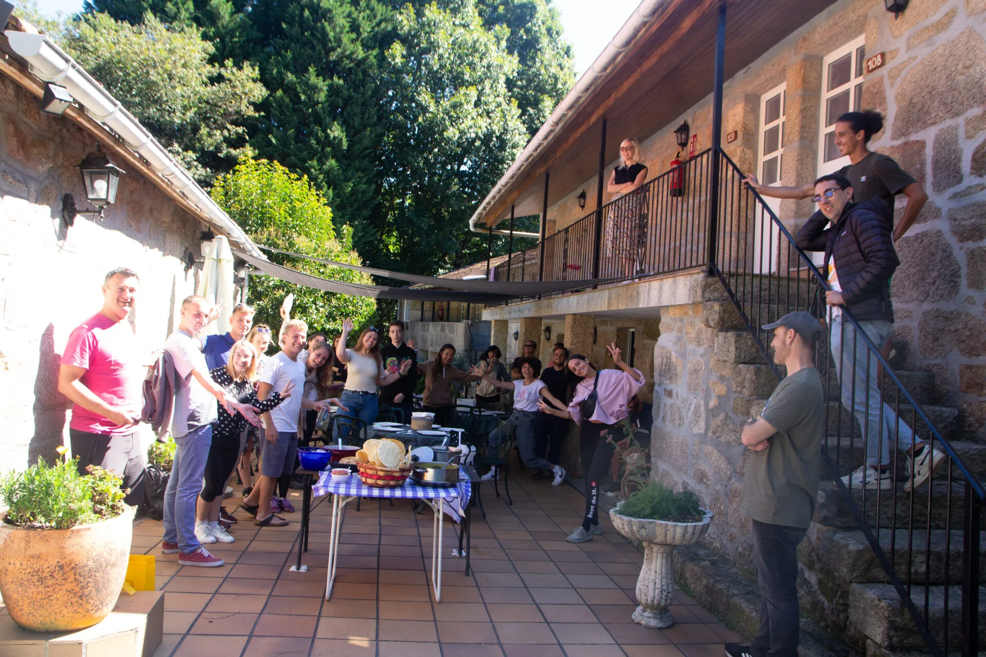 Un círculo de taller al aire libre con participantes Erasmus en Anceu