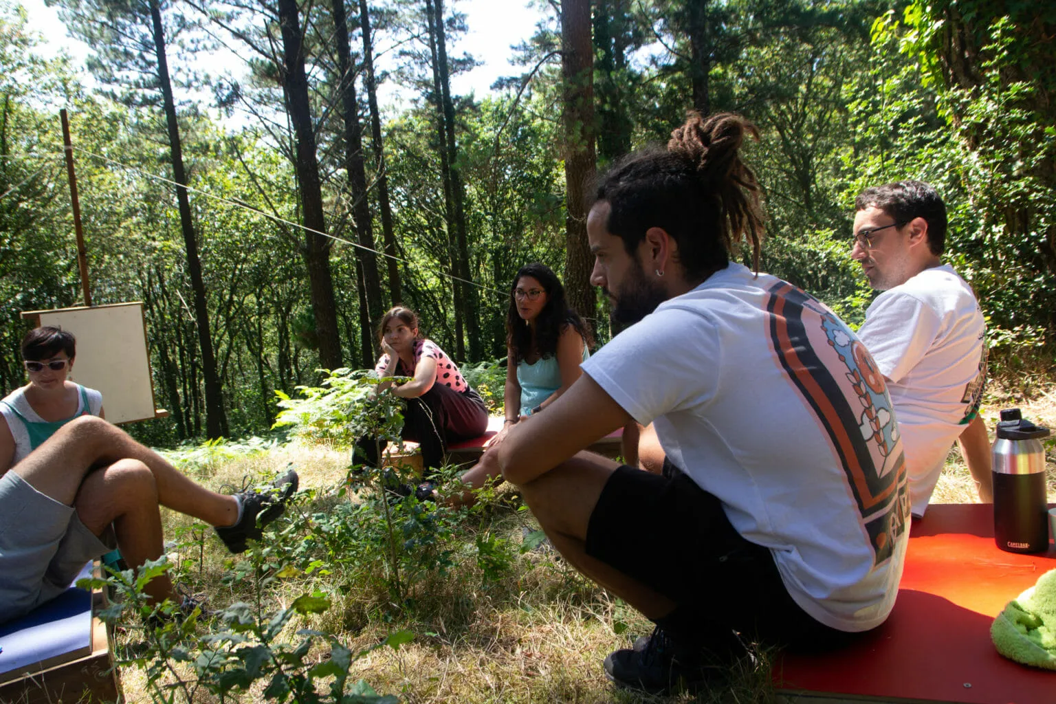 Xente da comunidade de Creative Habitat camiñando polo bosque