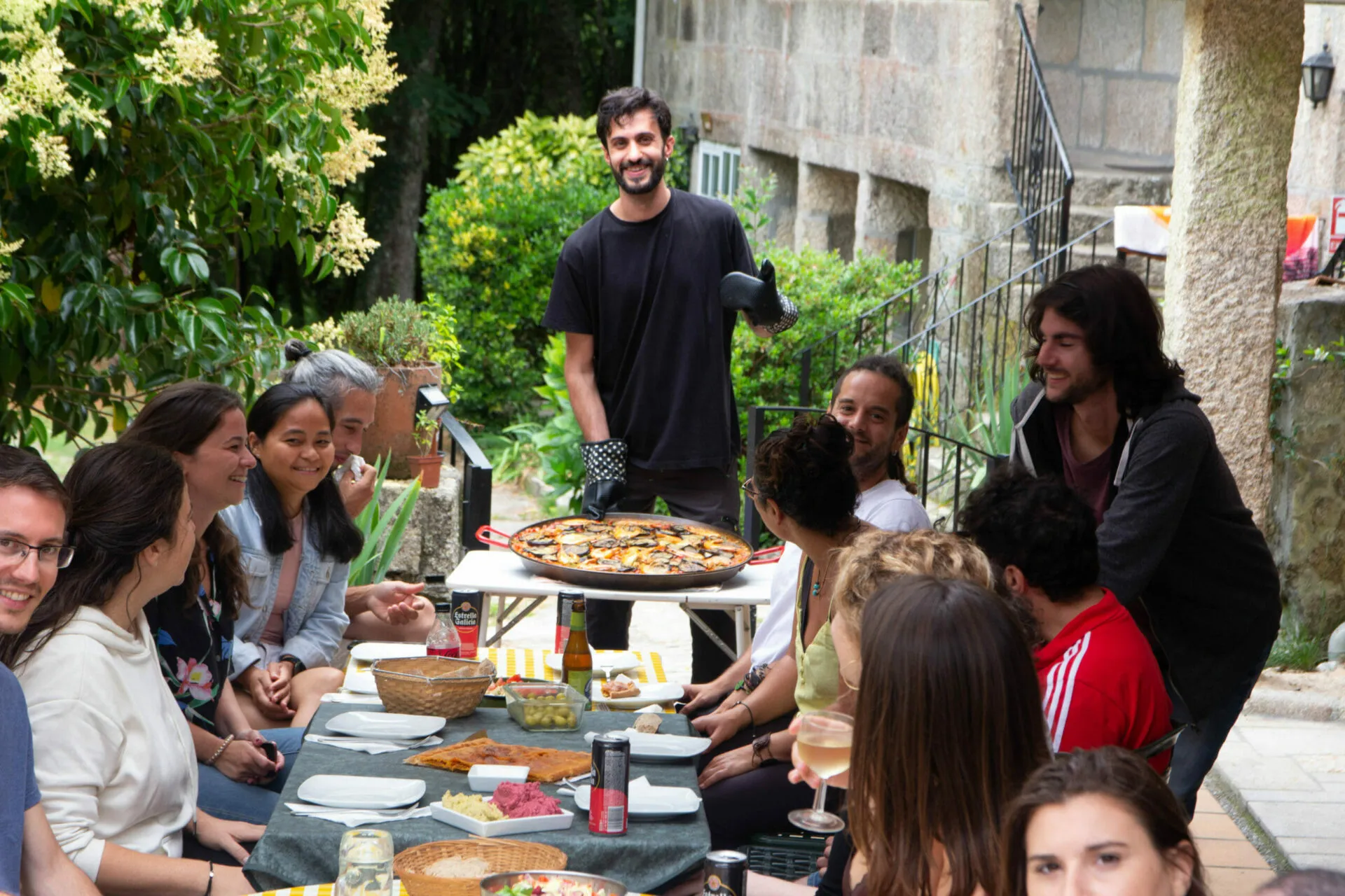 Una cena comunitaria en la mesa larga de Anceu