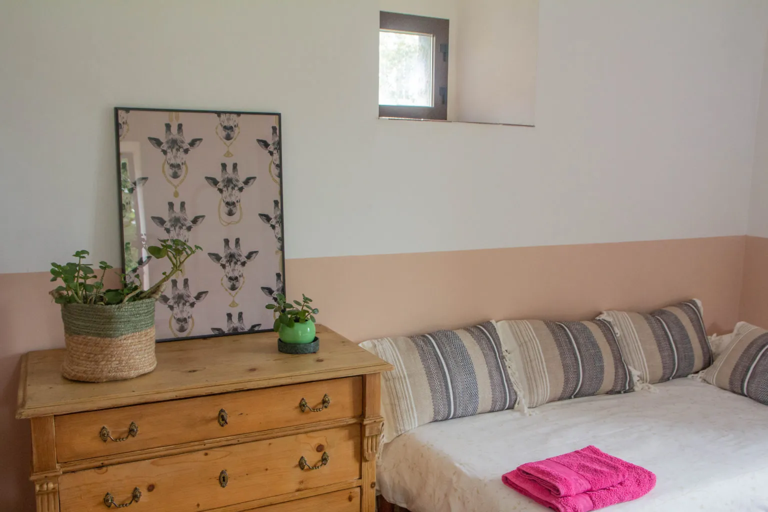 Un mueble con objetos recuperados y piezas de cerámica