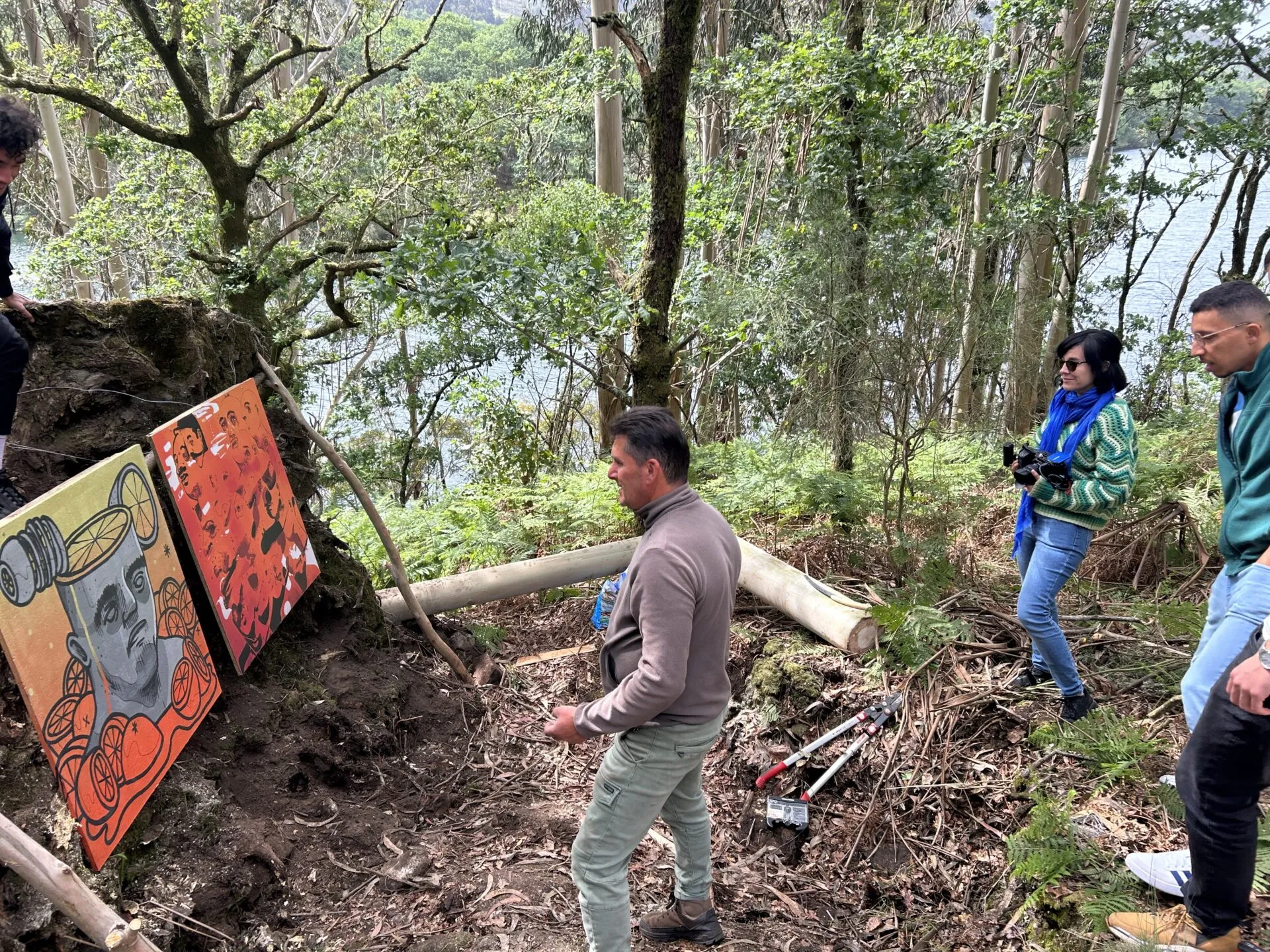 Manolo, Jules e Momo axudando a instalar as obras no bosque