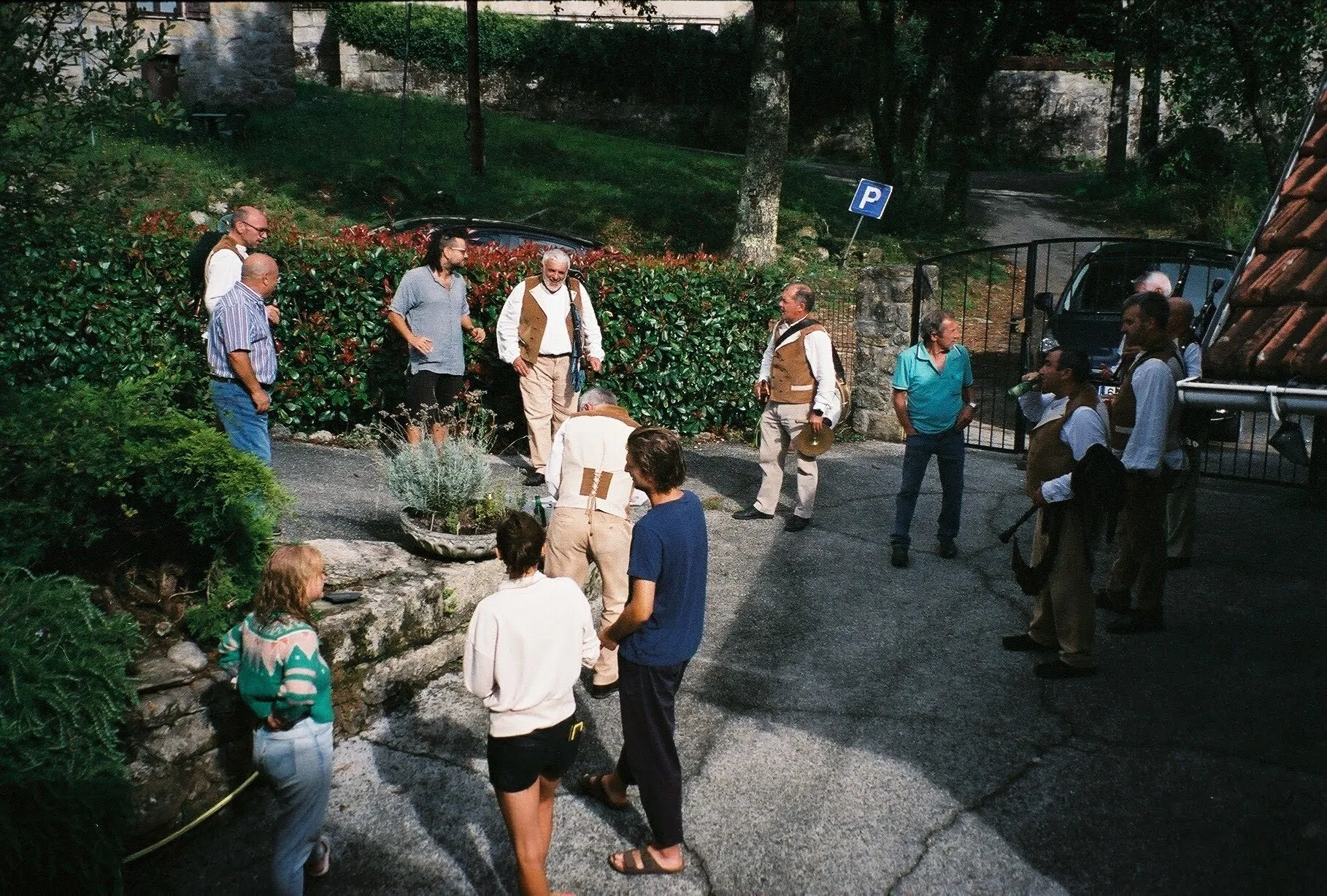 Tradicións locais: os gaiteiros pasando por todas as casas da aldea, incluída Anceu Coliving
