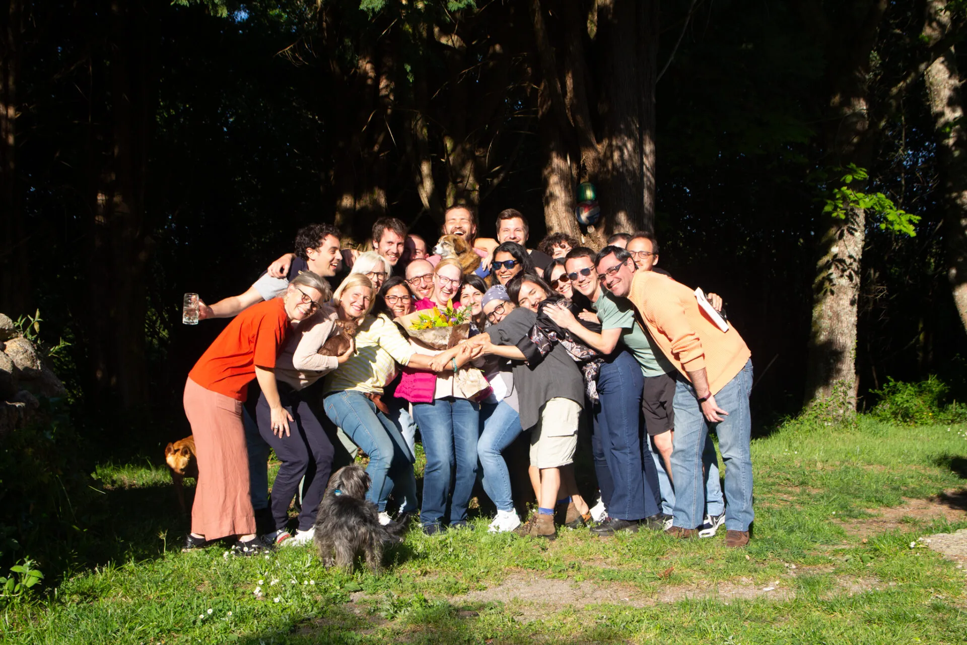 Un grupo de personas reunidas al aire libre en Anceu Coliving