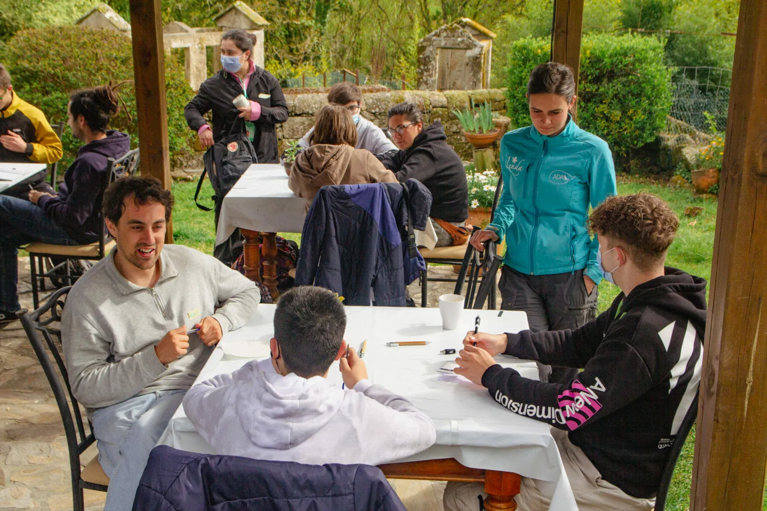 Participantes de Rural Hackers traballando xuntos en Anceu