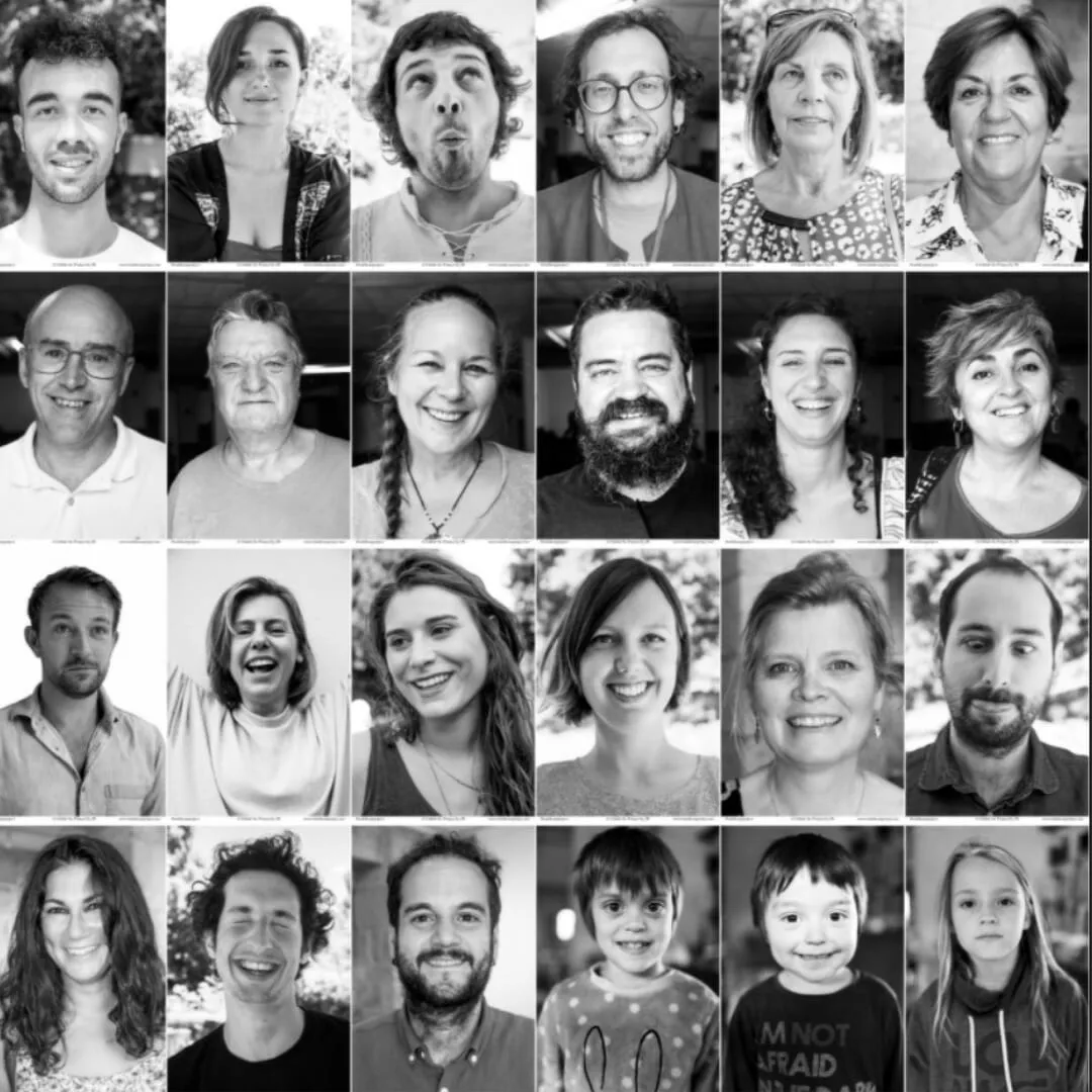 Mosaico de veinticuatro retratos en blanco y negro de personas de todas las edades, sonriendo y haciendo muecas