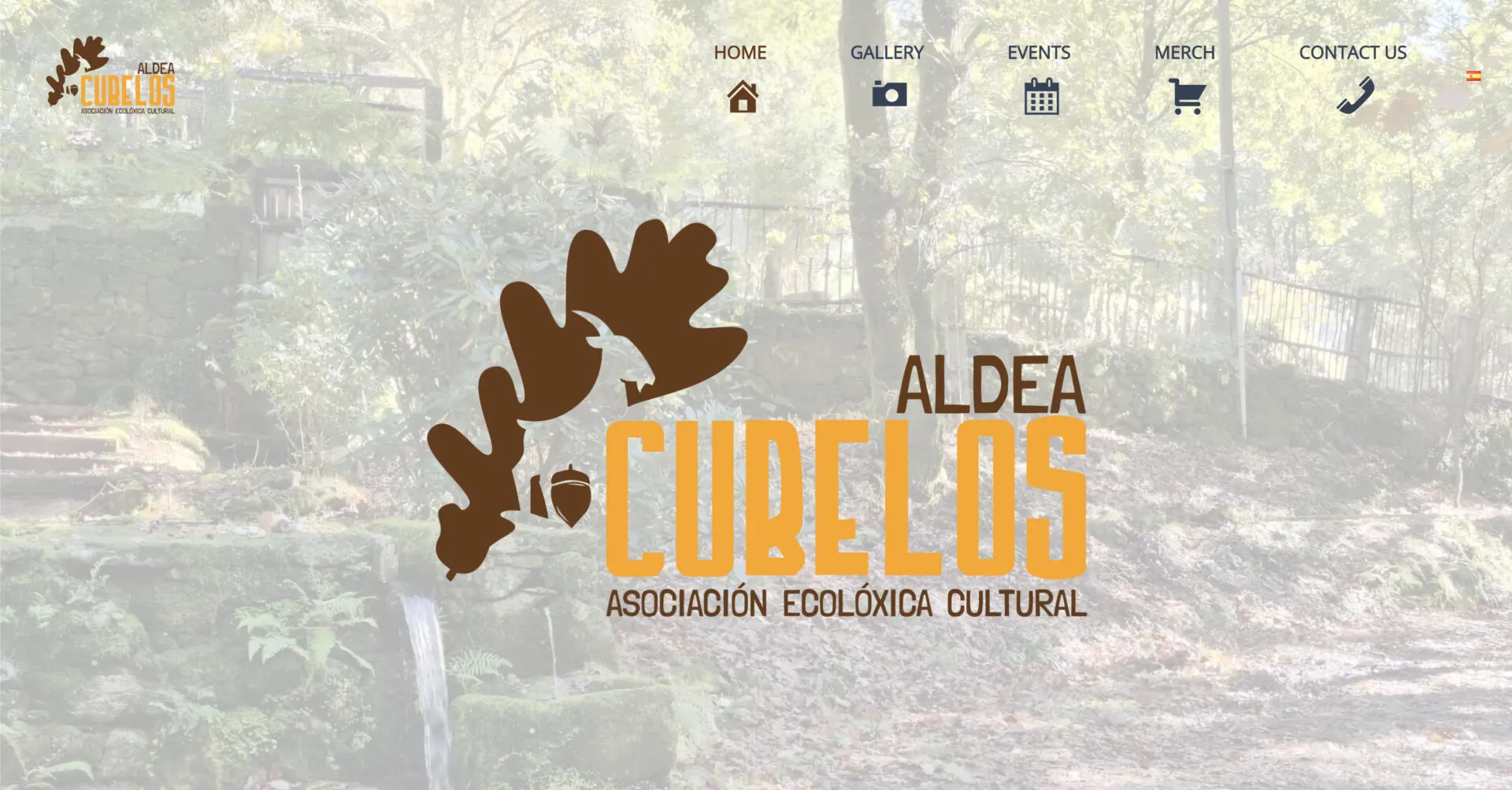 Página de inicio de Aldea Cubelos, «Asociación Ecolóxica Cultural», con el menú Home, Gallery, Events, Merch y Contact us sobre una foto de bosque