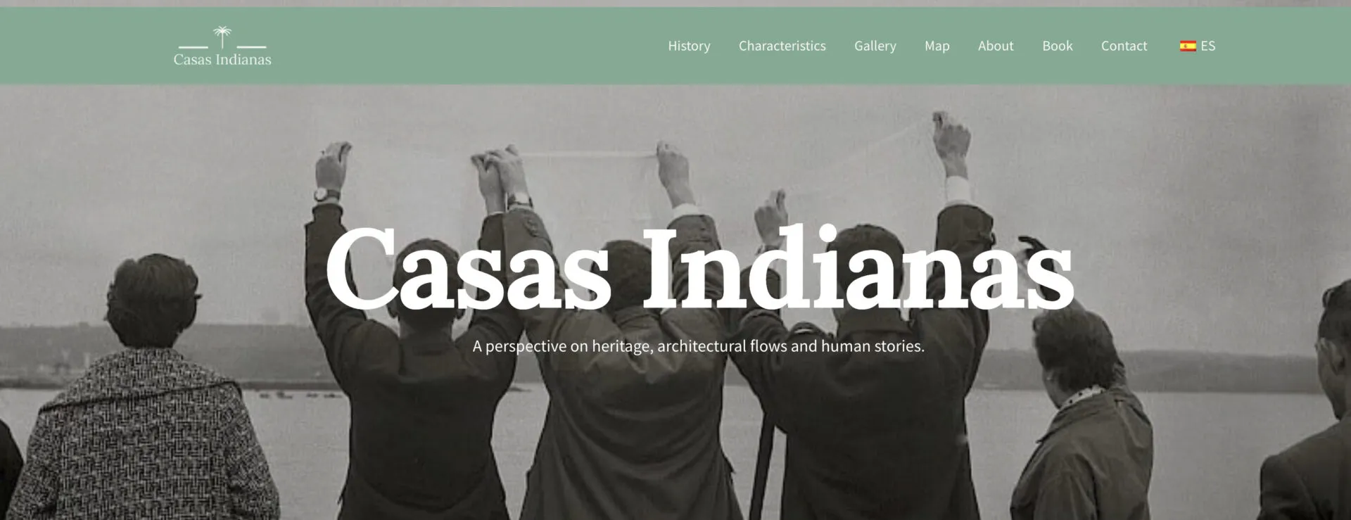 Captura de la web Casas Indianas, con el titular «Casas Indianas» sobre una foto en blanco y negro de hombres soltando una cinta