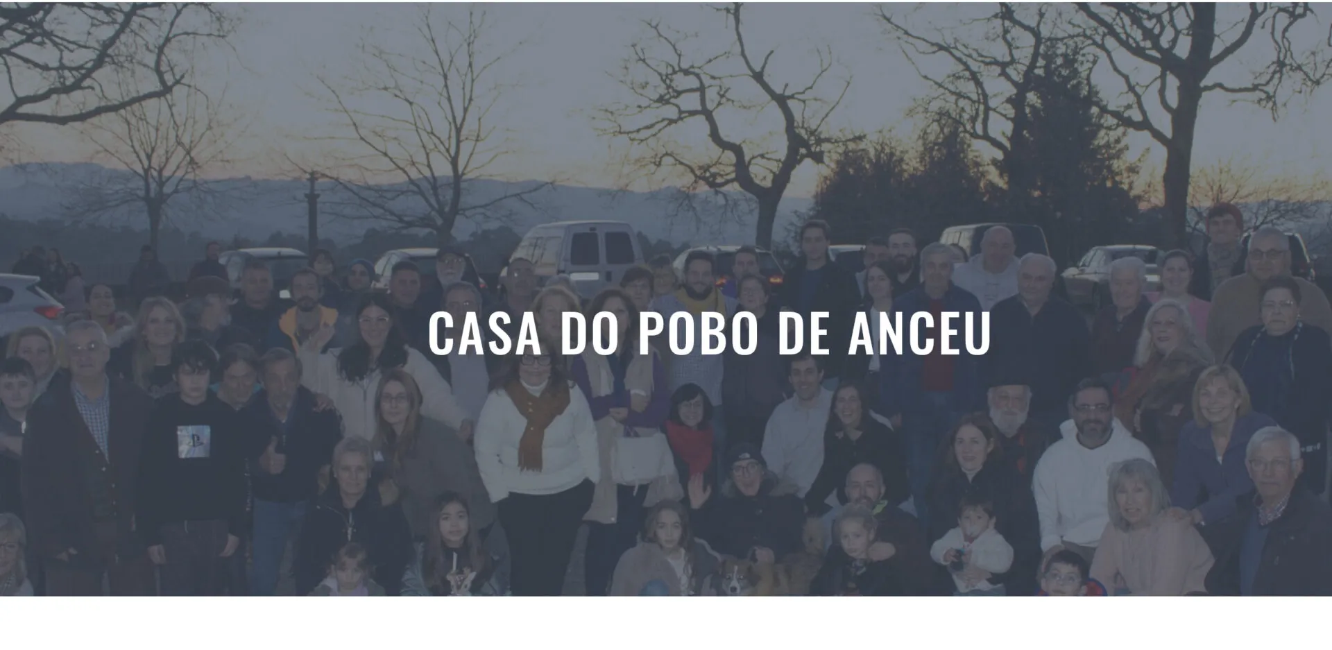 Banner con el texto «Casa do Pobo de Anceu» sobre una foto atenuada de un gran grupo de vecinos al atardecer