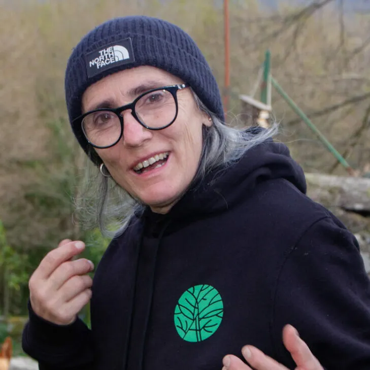 Se, con gorro e lentes, rindo en plena xesticulación ao aire libre