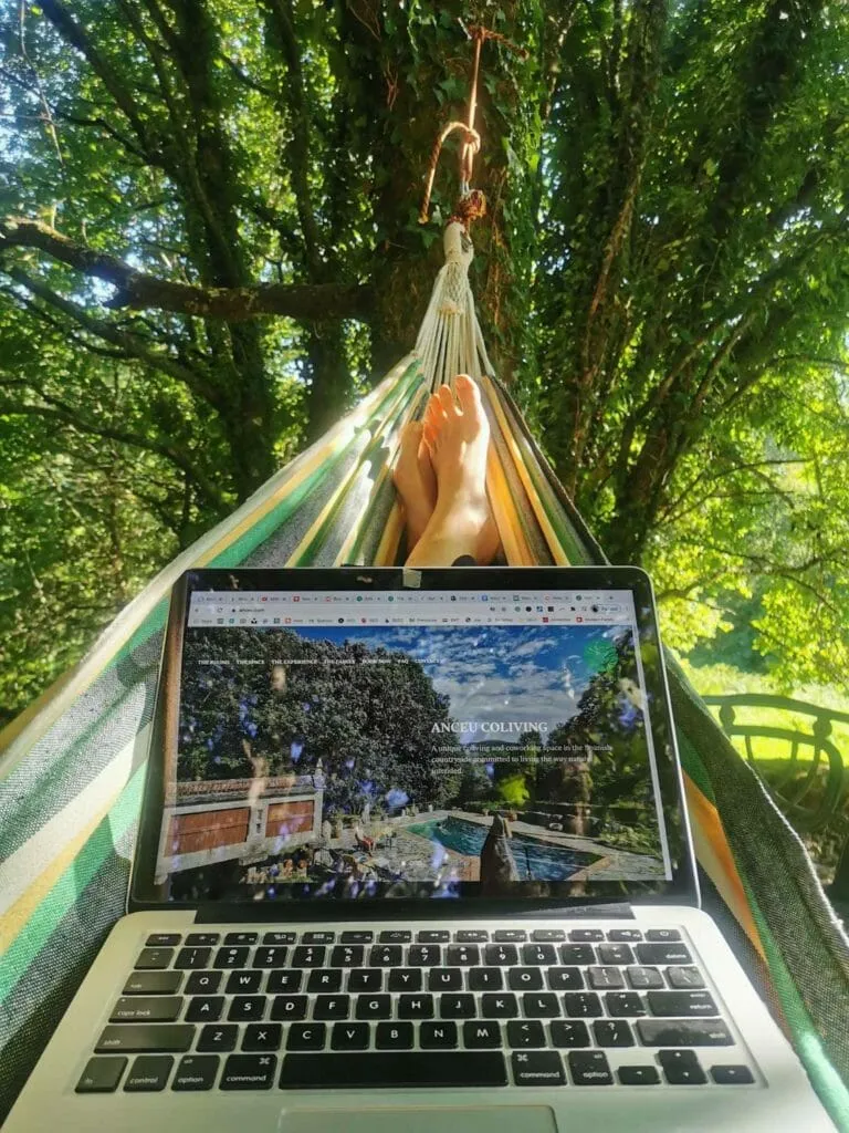Unha hamaca no xardín de Anceu Coliving