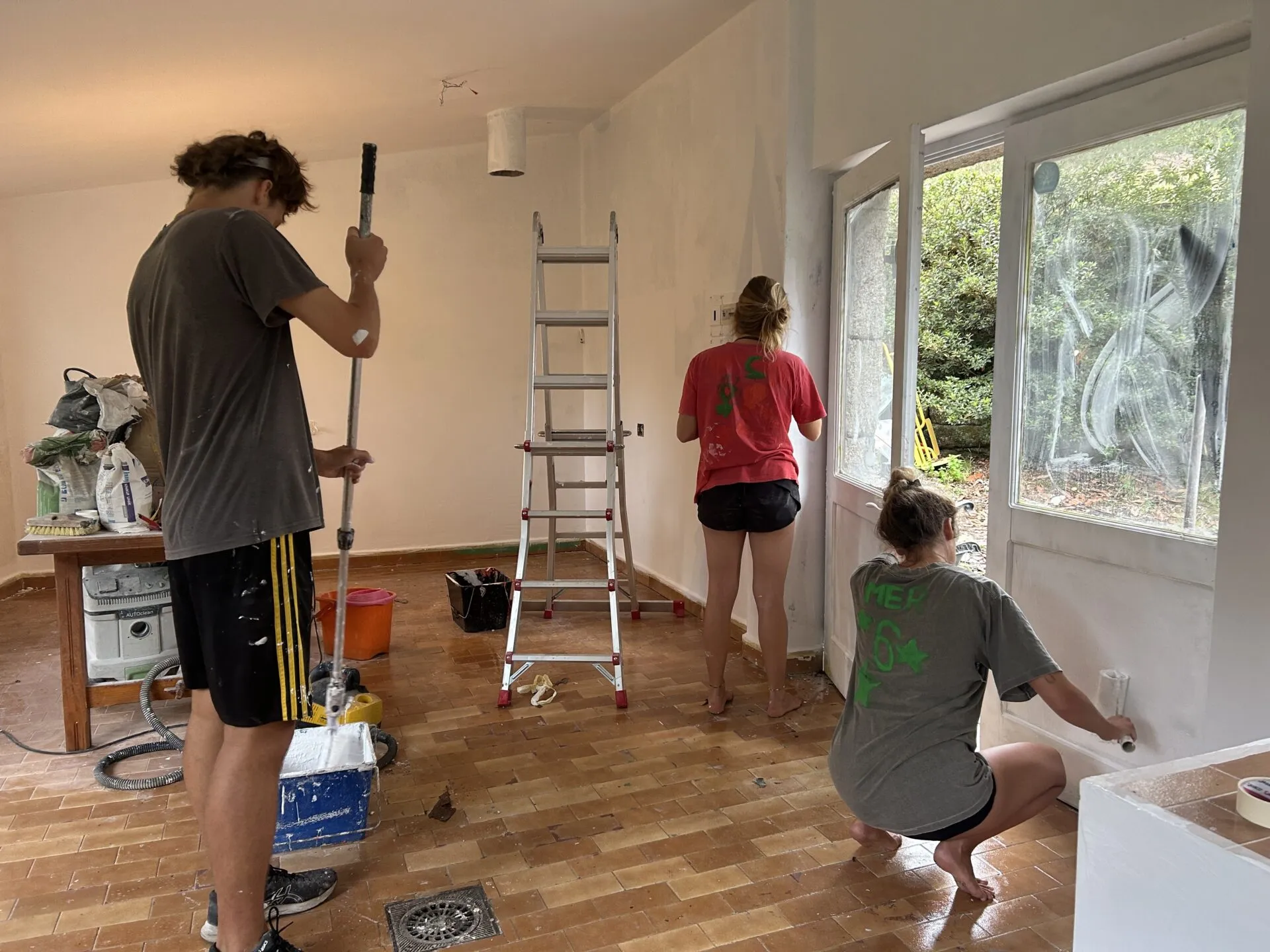 Gente lijando y pintando las paredes del atelier de Anceu antes de una Fuchiqueira