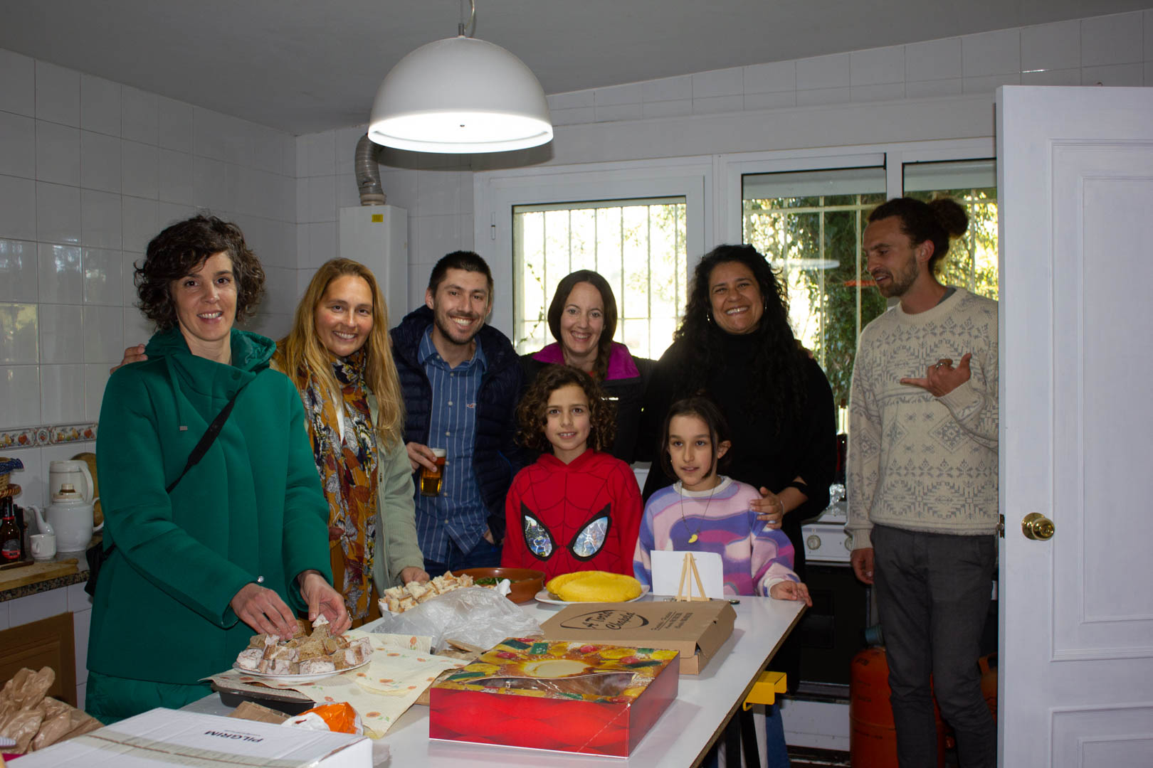 'Entre Culturas' Event - People preparing food at Casa do pobo