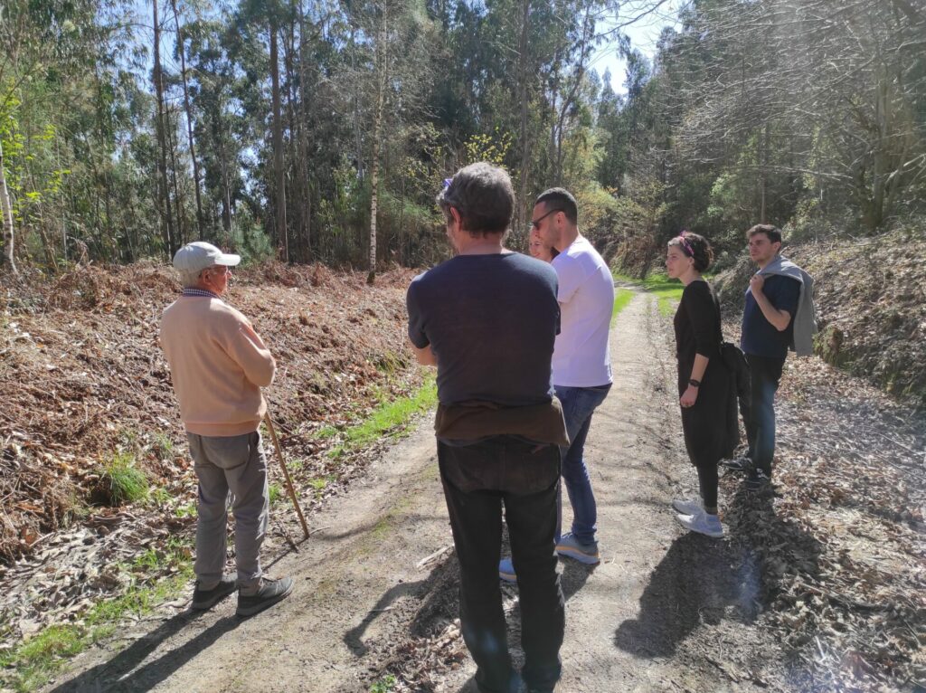 Rogelio explains the story of Monte de Toro for Pegadas do Recordo